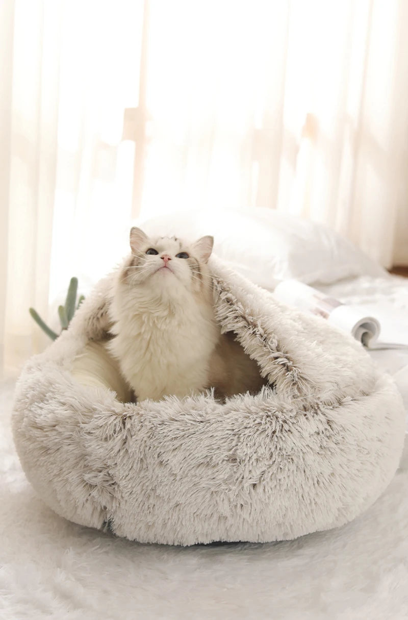 Cama de gato de pelúcia macia e quente.